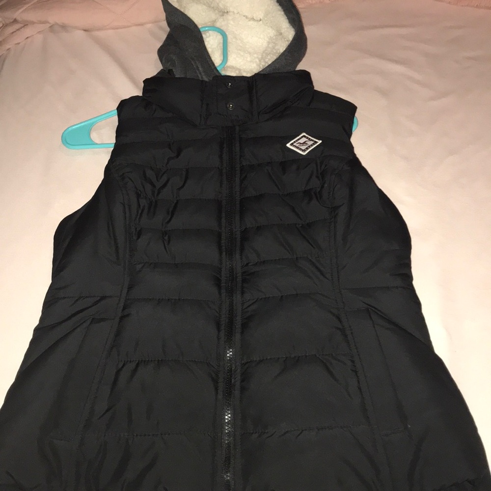 Puffy sleeveless jacket